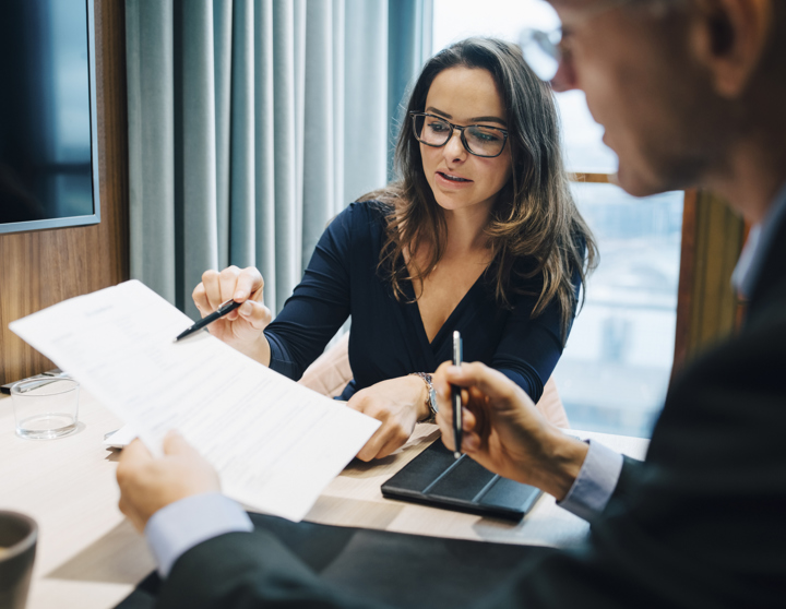 Vrouw die man helpt met schulden