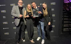 Riverty Vertreter nehmen den Ecommerce Award in Empfang