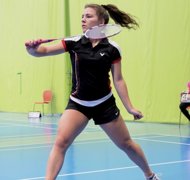 Thelma in einer Sporthalle beim Badminton spielen.