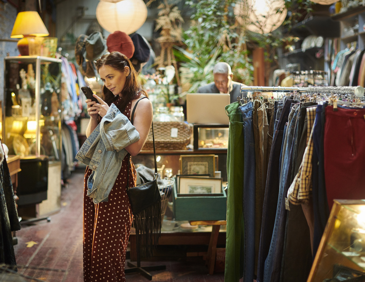 Van tweedehands naar een tweede leven: gebruikte kleding verkopen om geld te besparen