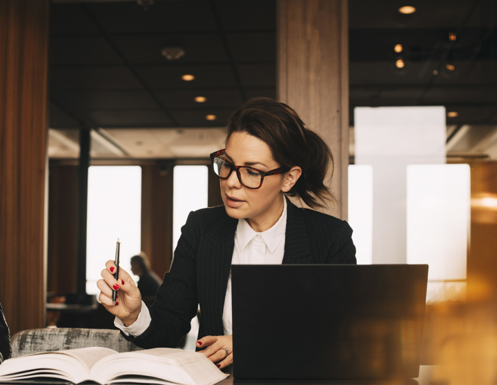 Vrouw bekijkt haar administratie