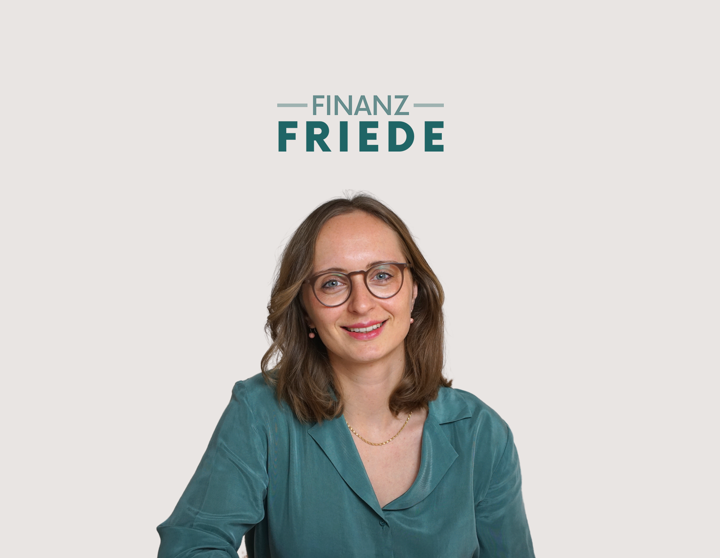 Jana from Finanzfriede wears a turquoise blouse and can be seen in the middle of the picture