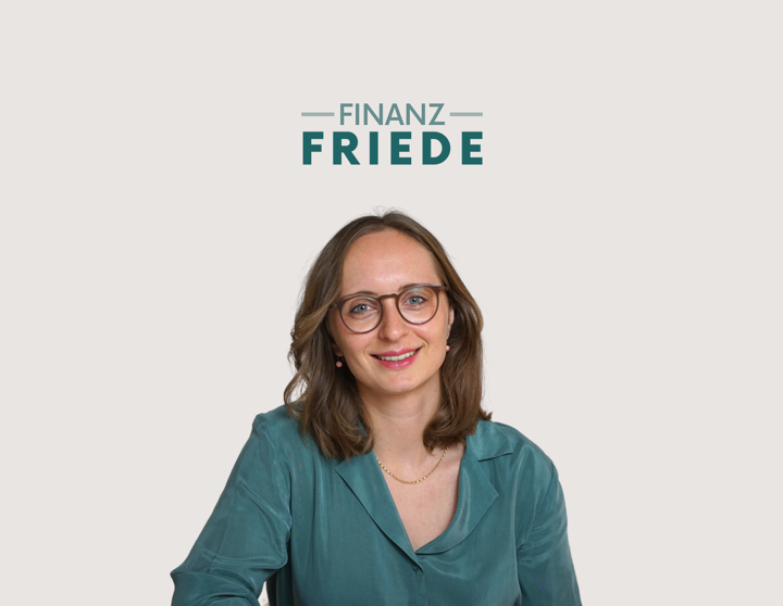 Jana von Finanzfriede trägt eine türkise Bluse und ist mittig im Bild zu erkennen