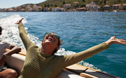 Blije vrouw op een boot in het buitenland