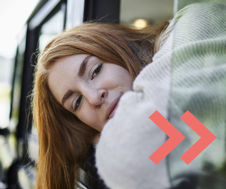 Frau blickt aus dem Fenster eines Autos