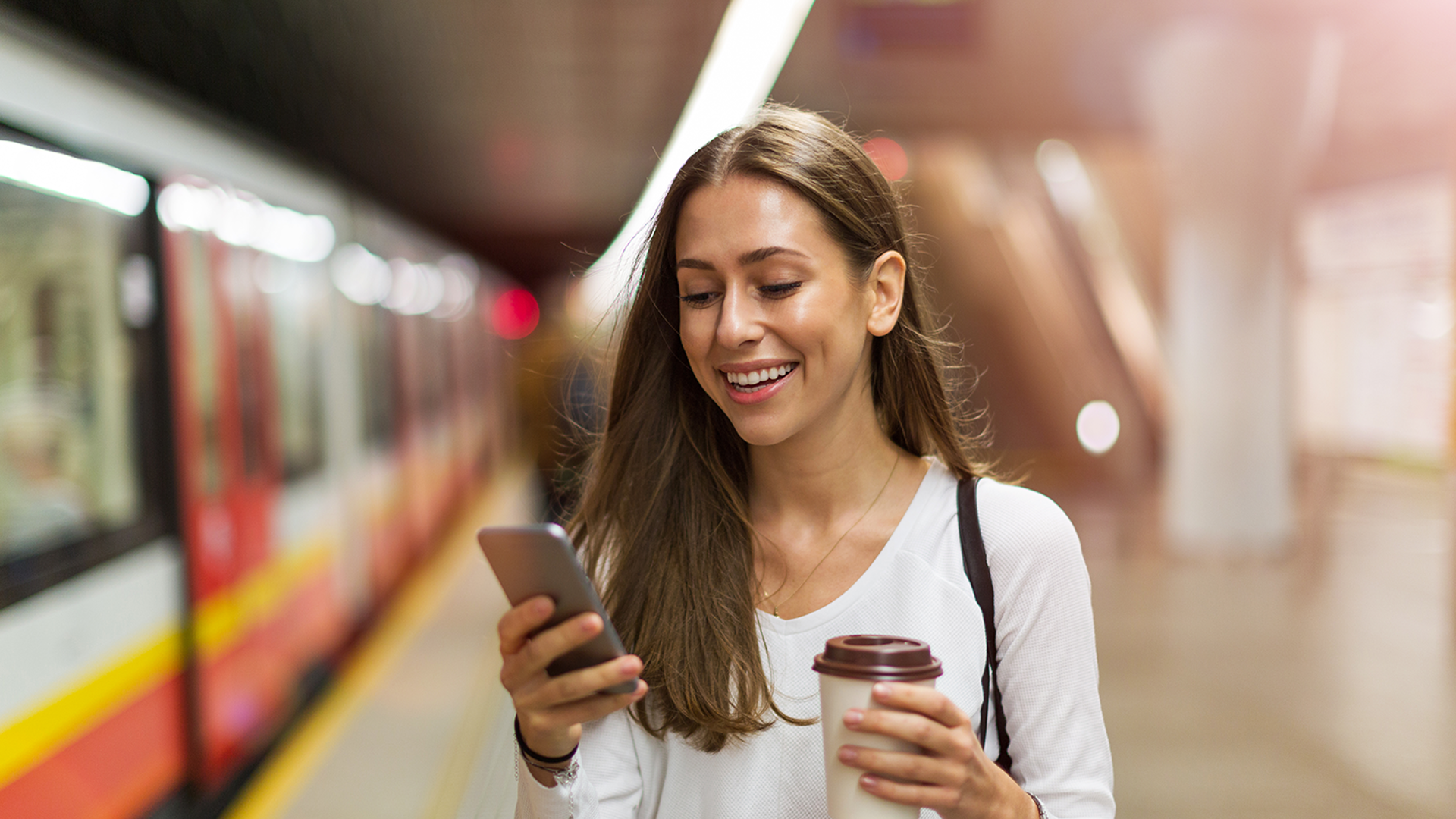 Eine Frau am Handy im Hintergrund ist eine U-Bahn