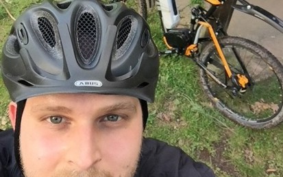 Peter macht ein Selfie vor seinem Fahrrad
