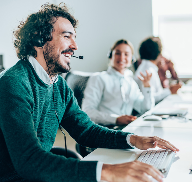 Mann im call center im Gespräch