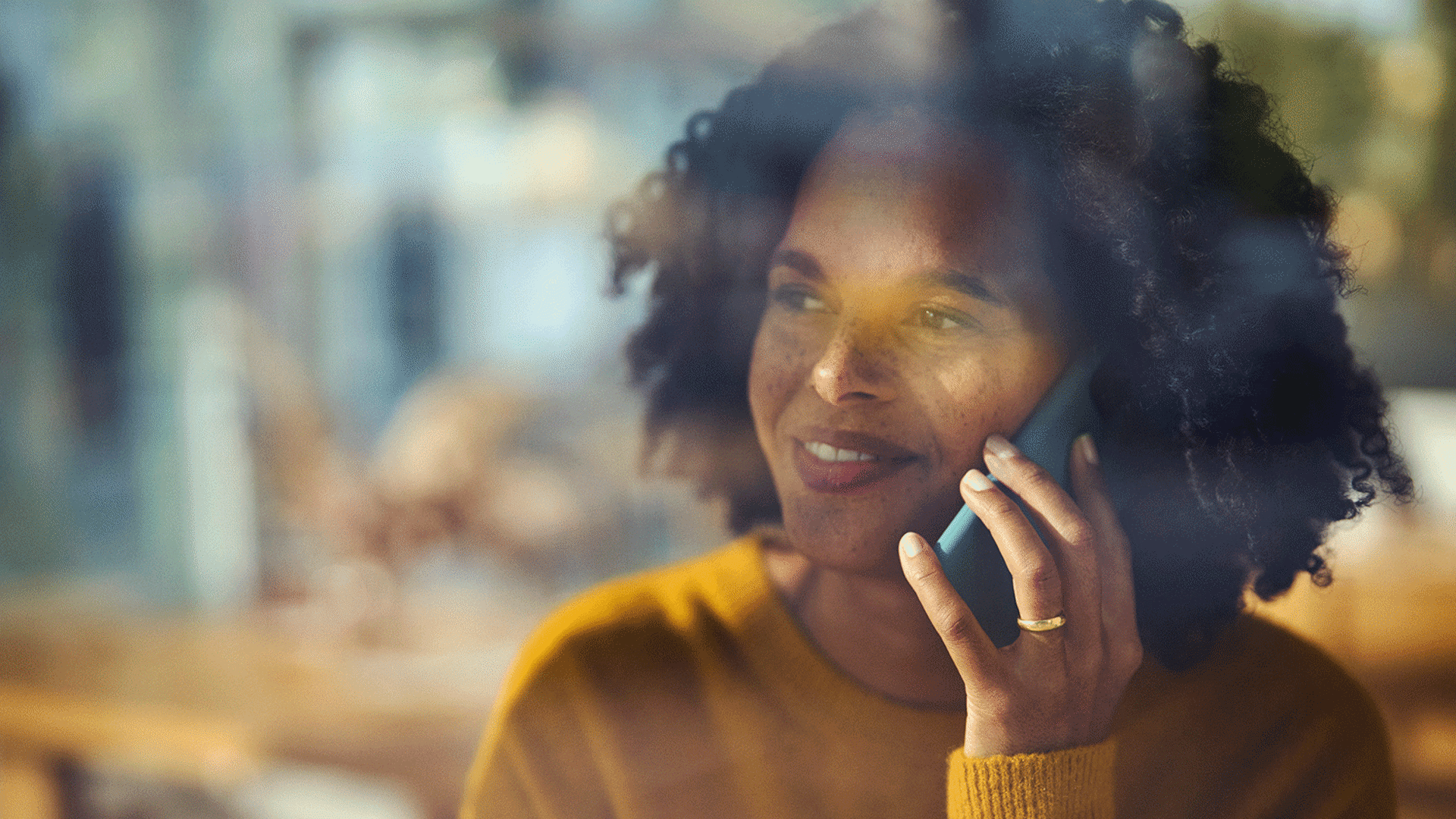 En kvinde taler i telefon om inkassoprodukter