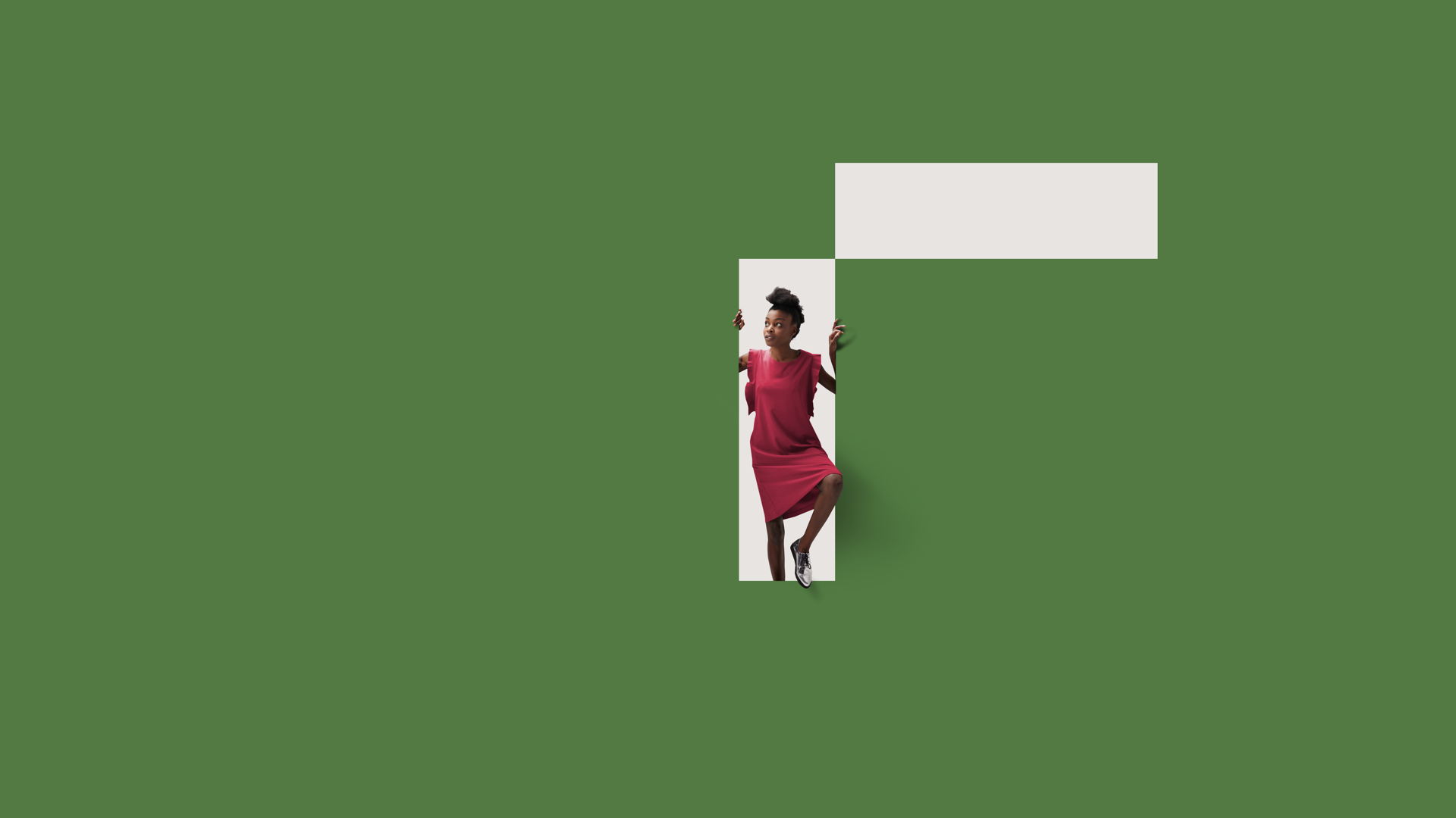 A woman steps out of the Riverty-Logo.