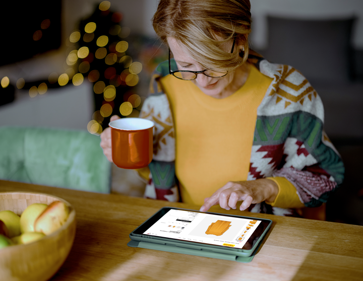 Een vrouw is online aan het shoppen op haar tablet