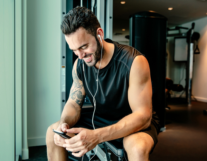 Junger Mann im Fitness-Studio