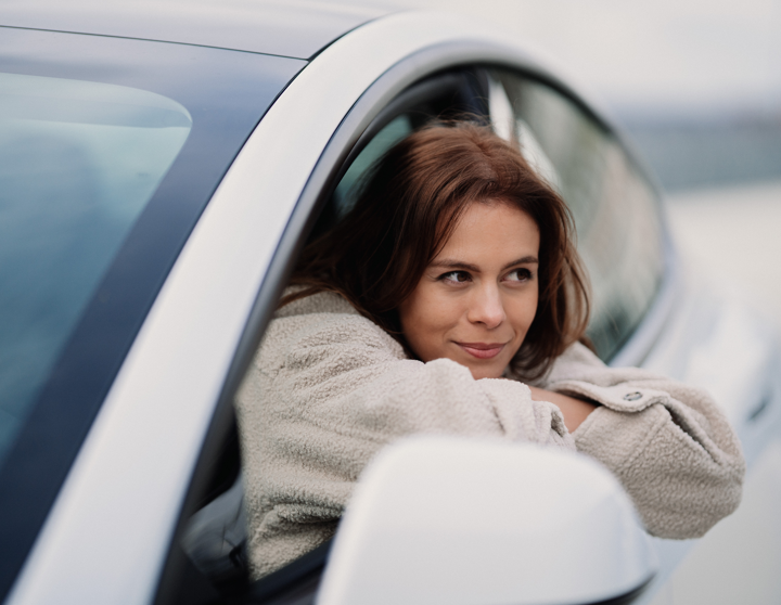 Vrouw kijkt naar buiten vanuit haar auto