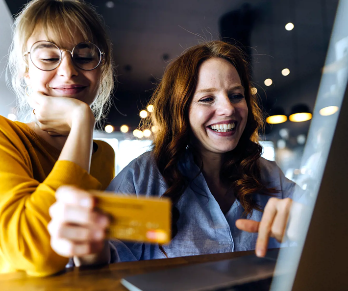 Kvinner betaler online med kredittkort