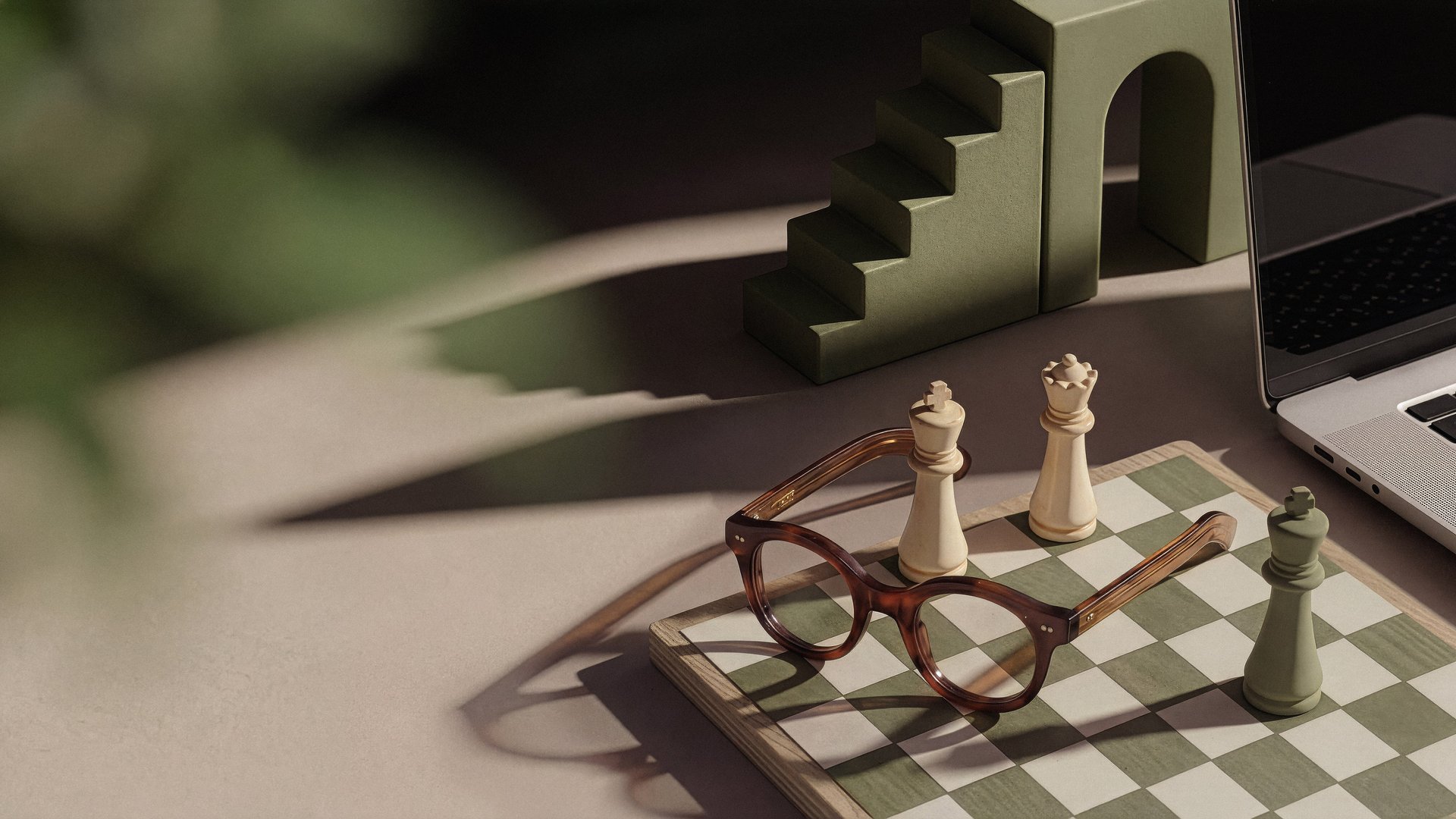 Brille liegt auf einem Schachbrett