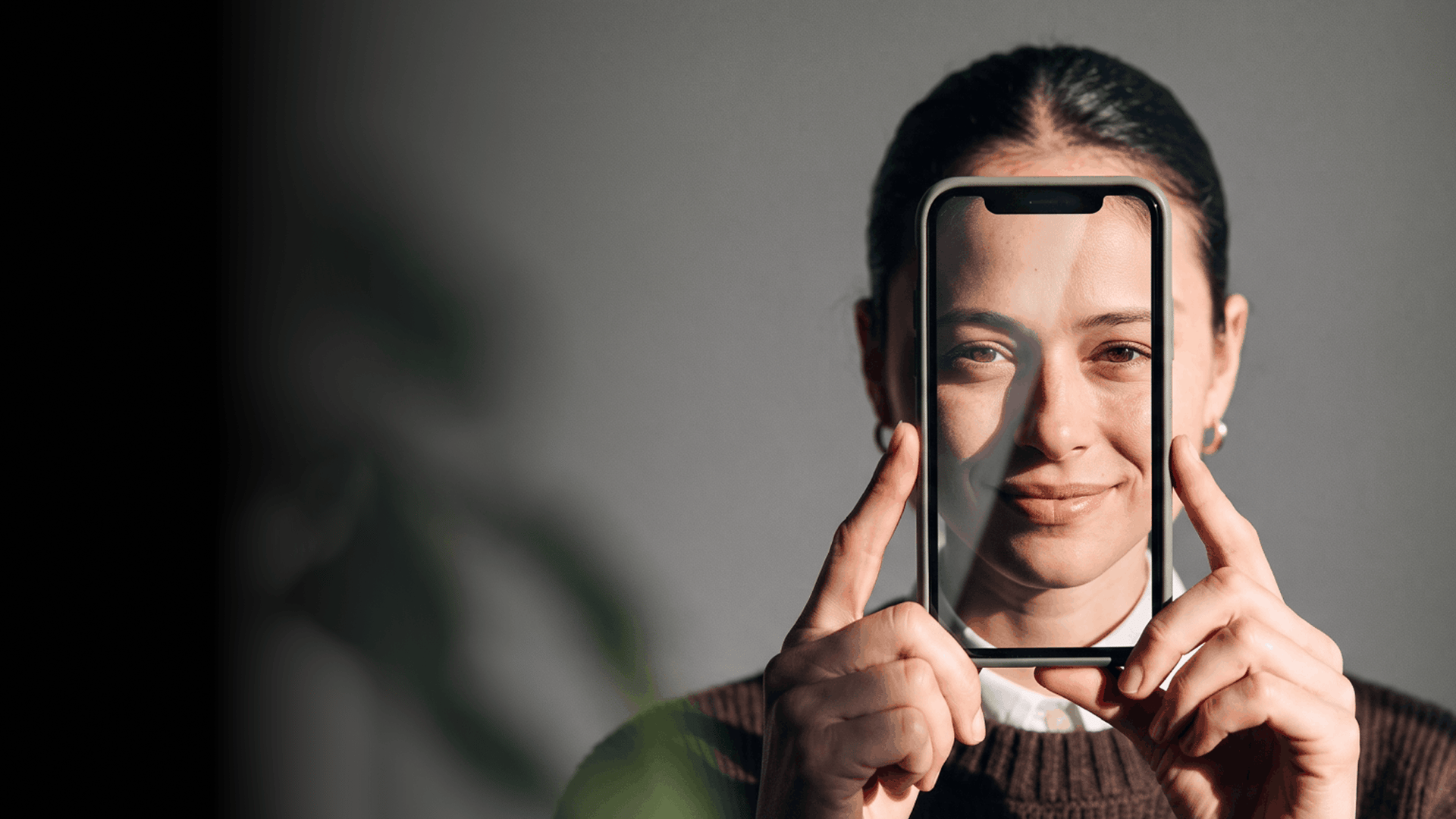 Frau mit Handy in der Hand