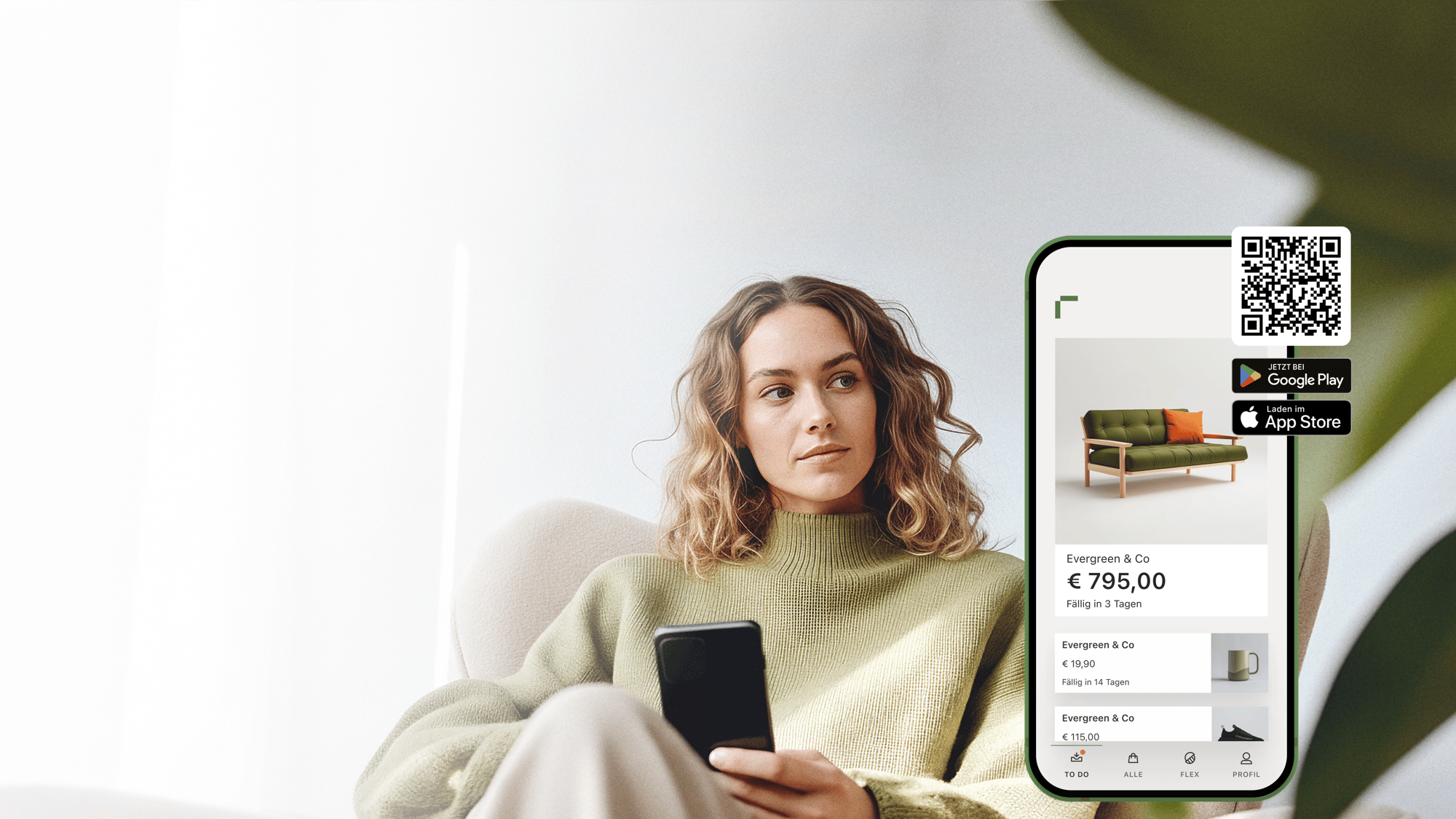 Junge Frau, die einen grünen Pullover trägt und mit ihrem Smartphone in den Händen auf einem Sofa sitzt. Die Riverty App sowie ihre 4,8-Sterne-Bewertung werden im Bild angezeigt, zusammen mit dem Link zum Herunterladen.