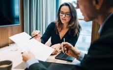 Vrouw die man helpt met schulden