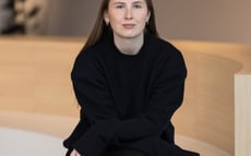 Polina Dmitrenko, External Communications Managerin DACH bei Riverty, sitzend in einem modernen Bürointerieur.