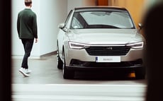 Parkendes Auto in einer Garage 