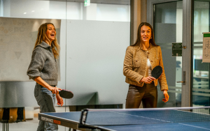 Zwei Frauen spielen Tischtennis