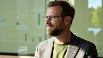 Mann schaut in die Zukunft