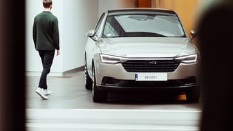 Parkendes Auto in einer Garage 