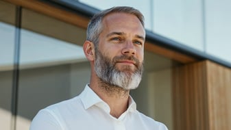 Mann guckt in die Zukunft