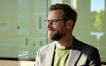 Mann schaut in die Zukunft