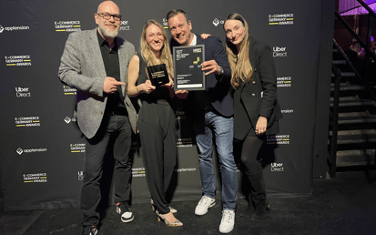 Riverty Vertreter nehmen den Ecommerce Award in Empfang