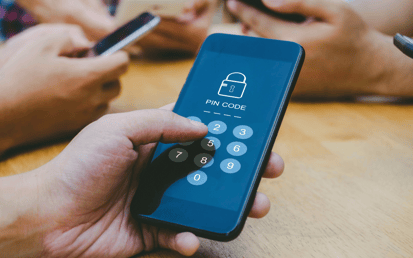 Een hand voltooit een online aankoop met Klantauthenticatie op een telefoon