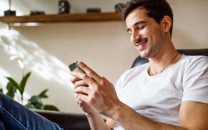 Mann schaut auf sein Handy 