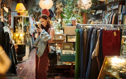 Van tweedehands naar een tweede leven: gebruikte kleding verkopen om geld te besparen