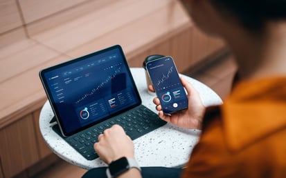 Anzeige von KPIs im Forderungsmanagement auf einem Tablet und Telefon