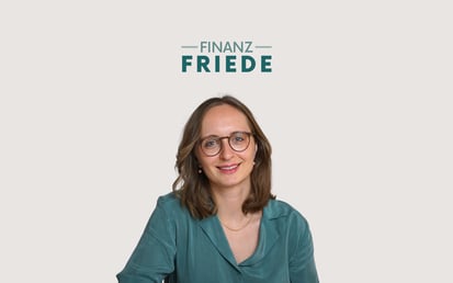 Jana from Finanzfriede wears a turquoise blouse and can be seen in the middle of the picture