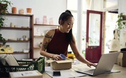 kvinna med laptop -> energiomvandling