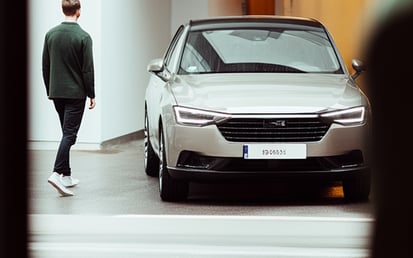 Parkendes Auto in einer Garage 