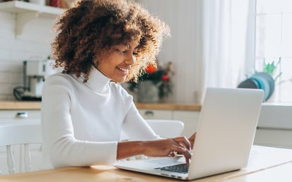 Frau, die einen Computer benutzt