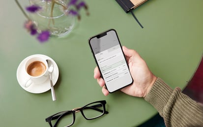 Telefoon in de hand met BNPL gedragscode