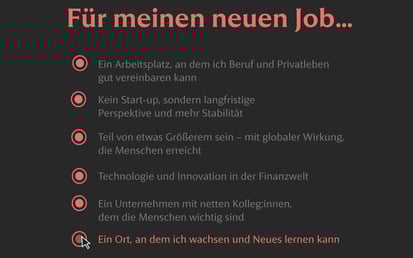 Dunkle Benutzeroberfläche mit der Überschrift Für meinen neuen Job.... Alle Optionen sind rot hervorgehoben. Der Cursor zeigt auf den Auswahlkreis bei: Ein Ort, an dem ich wachsen und Neues lernen kann