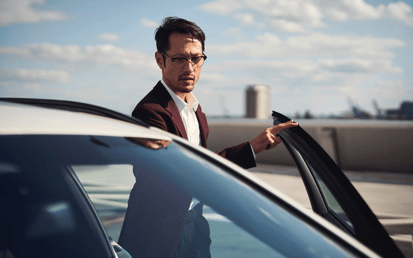 Junger Mann, der gerade in sein Auto einsteigt