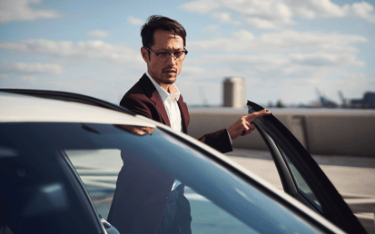 Junger Mann, der gerade in sein Auto einsteigt