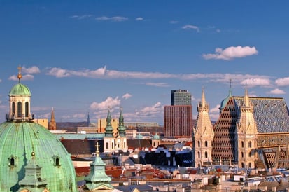 Atemberaubende Aussicht auf die Wiener Skyline, geprägt von historischen und modernen Gebäuden.