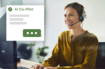 Kvinne med hodetelefoner ved en datamaskin; brukergrensesnittet viser funksjoner for Co-Pilot.