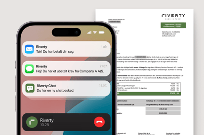 Smartphone med Riverty-notifikationer; et trykt brev fra Riverty ligger i baggrunden – app- og brevkommunikation er synlig.