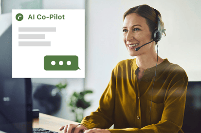 Vrouw met headset achter een computer; UI-elementen tonen AI Co-Pilot-functies.