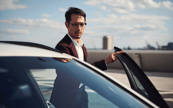 Mann steigt aus einem Auto aus