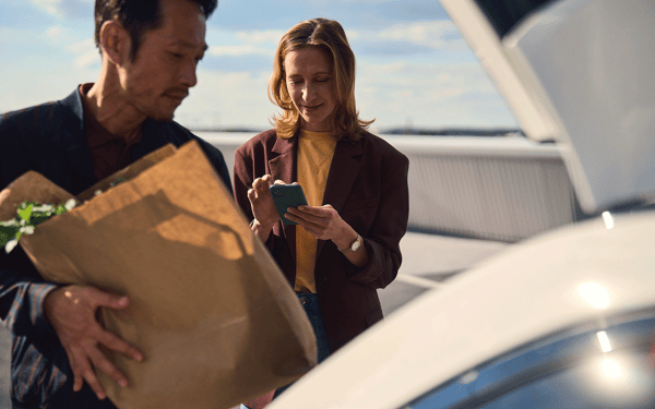 frau mit baby im parkhaus