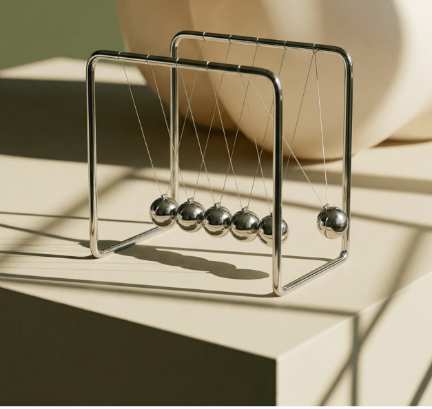 Newton-Pendel mit schwingenden Metallkugeln