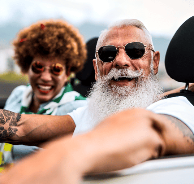 Junge Leute bezahlen ihre Fahrschule bei Riverti